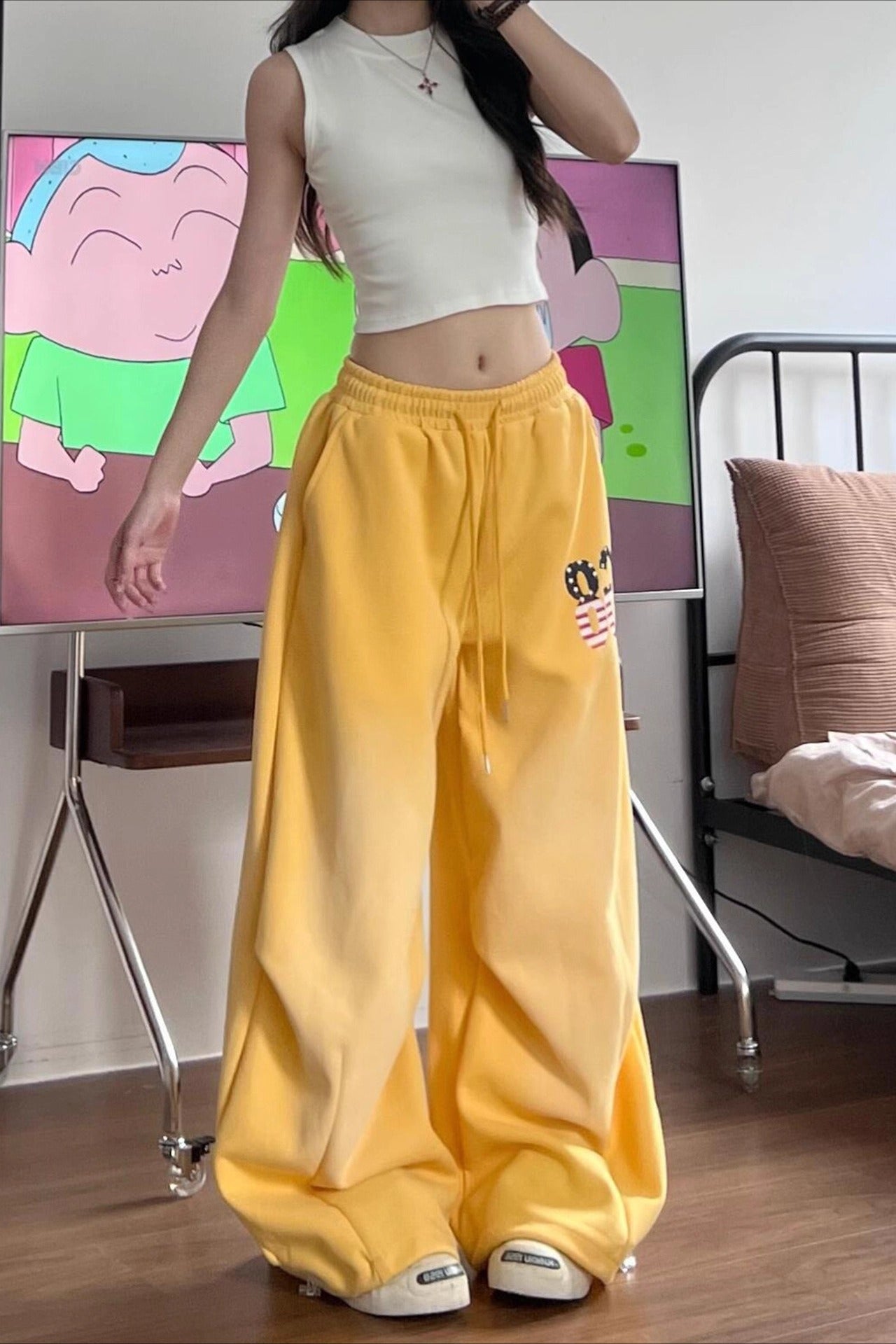 Žluté volné neformální tepláky s potiskem