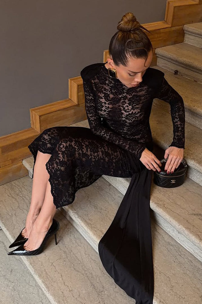 Vestido largo elegante con cinturón y recortes de encaje floral