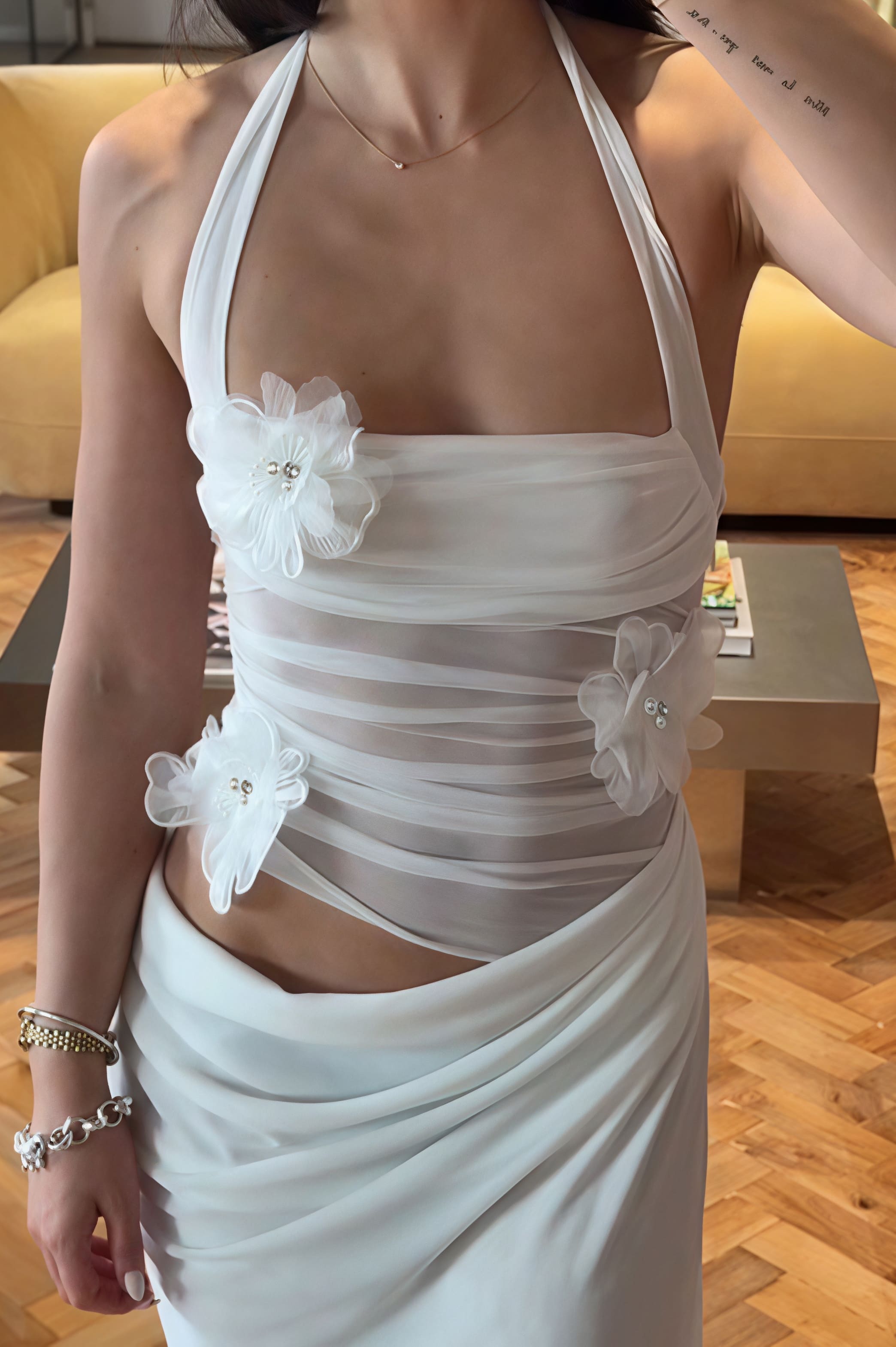 Abito lungo a vita sottile con spalline allacciate al collo e motivo floreale tridimensionale a toppe