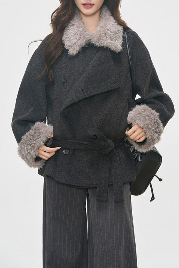 Abrigo corto de lana con cuello y puños de piel vintage