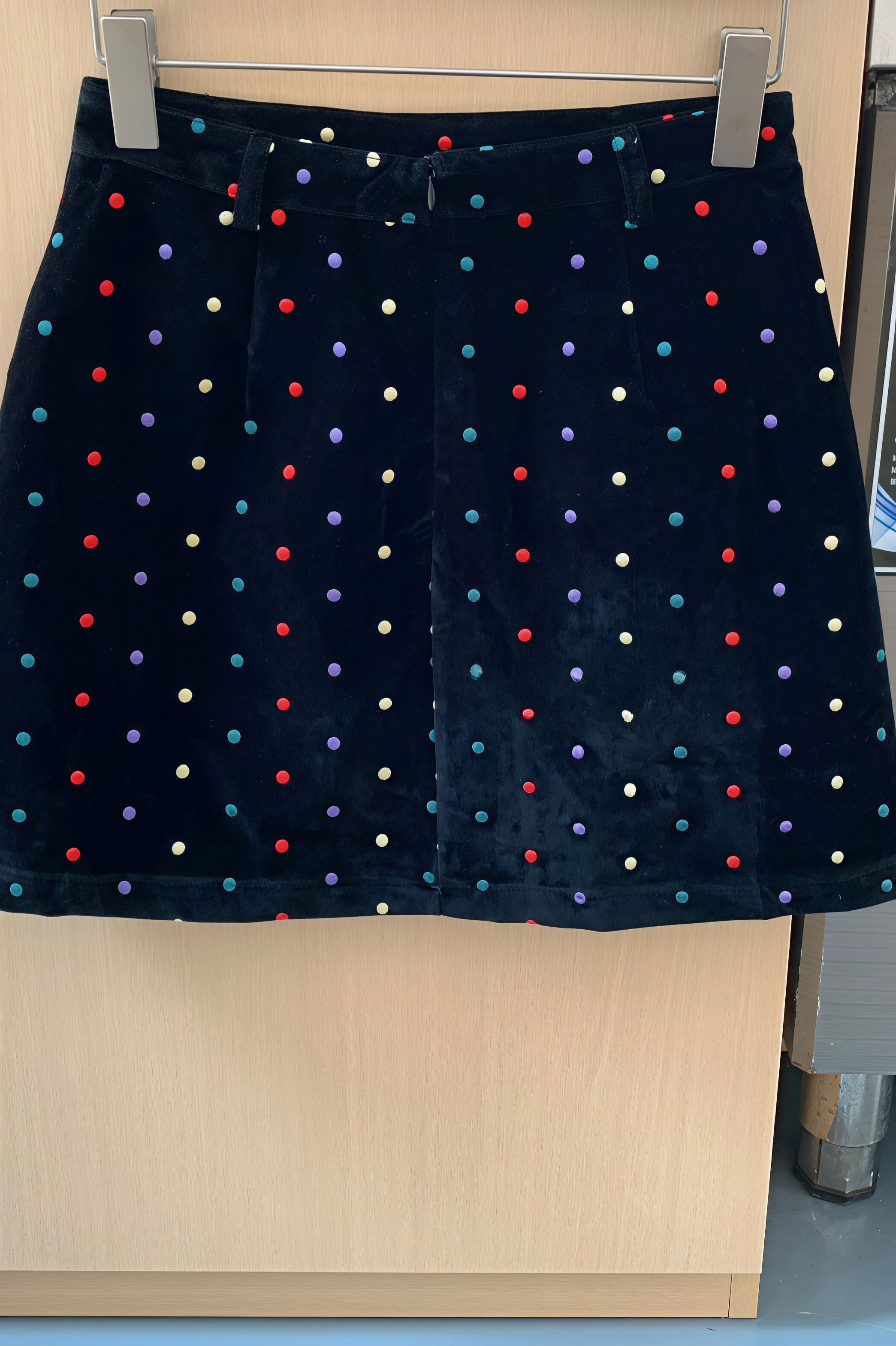 Falda de terciopelo con lunares bordados a la moda