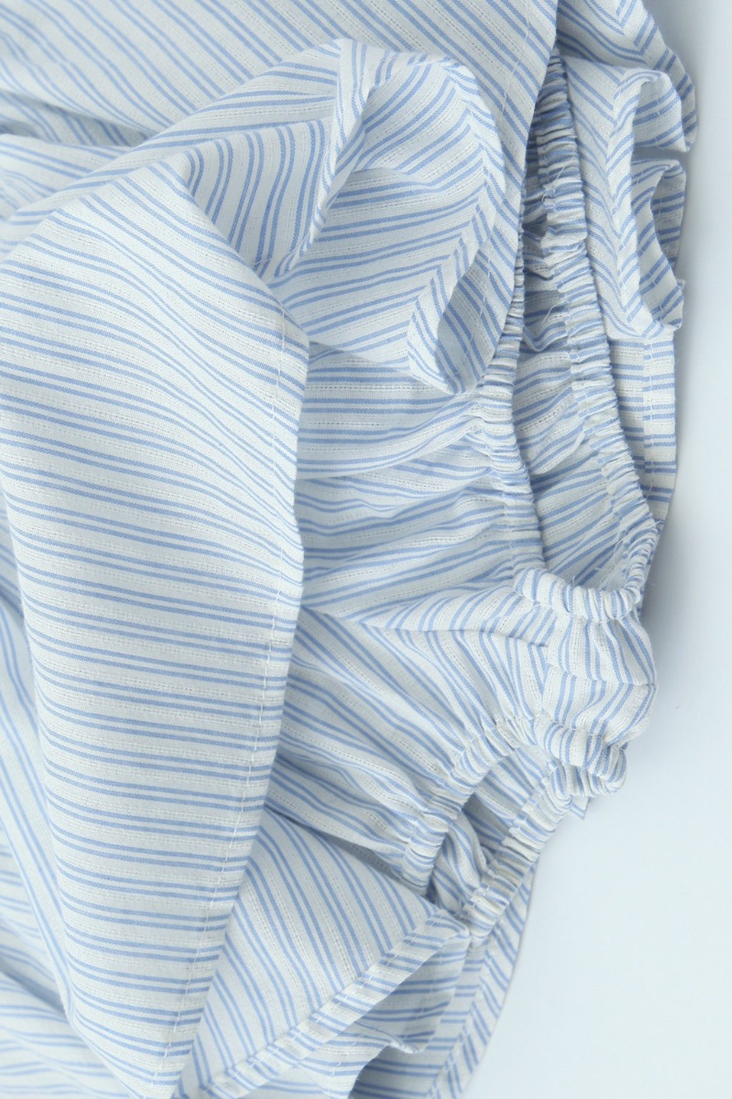 Gestreiftes Langarmhemd mit Minirock und hohem Bund zum Binden