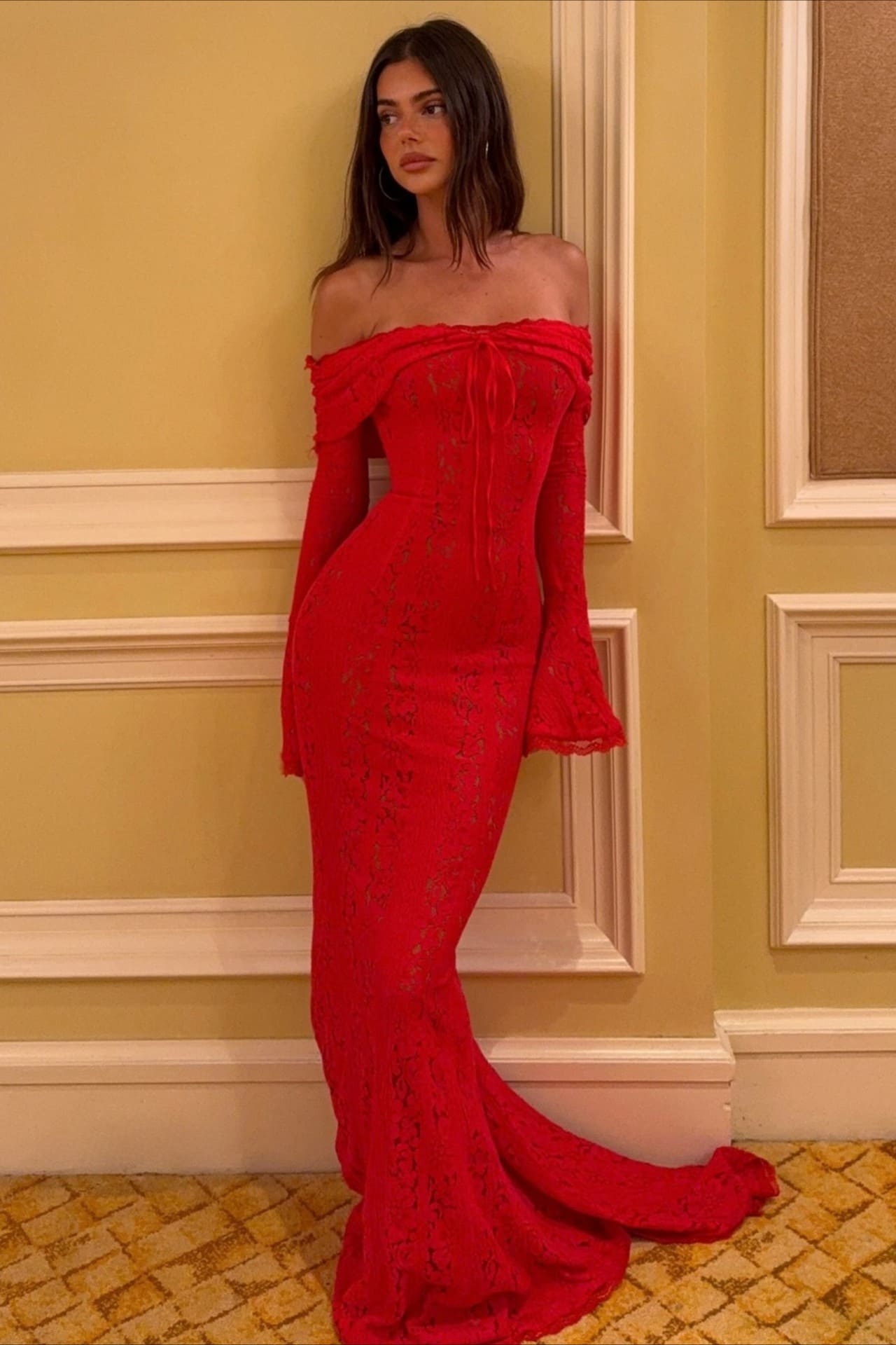 Schulterfreies Spitzenkleid mit ausgestellten Ärmeln, tailliertem Schnitt und elegantem Schleppe, Maxikleid