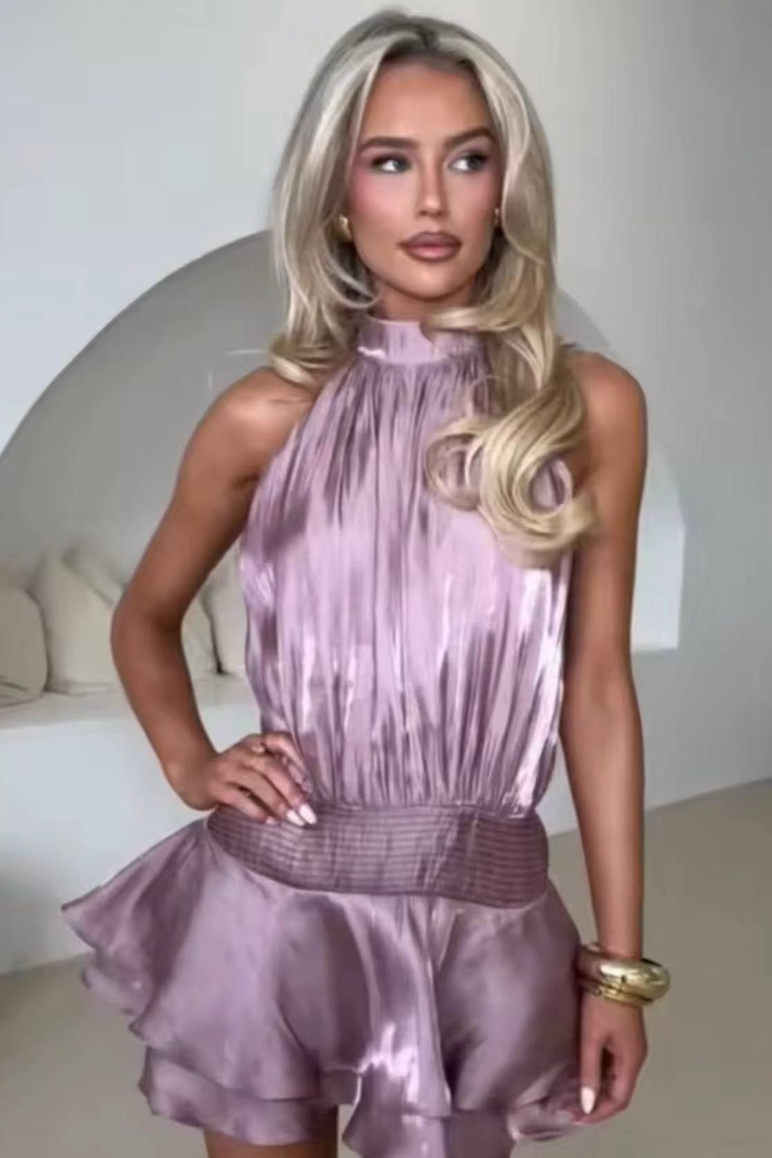 Vestido corto elegante de satén jacquard con rayas y cuello halter