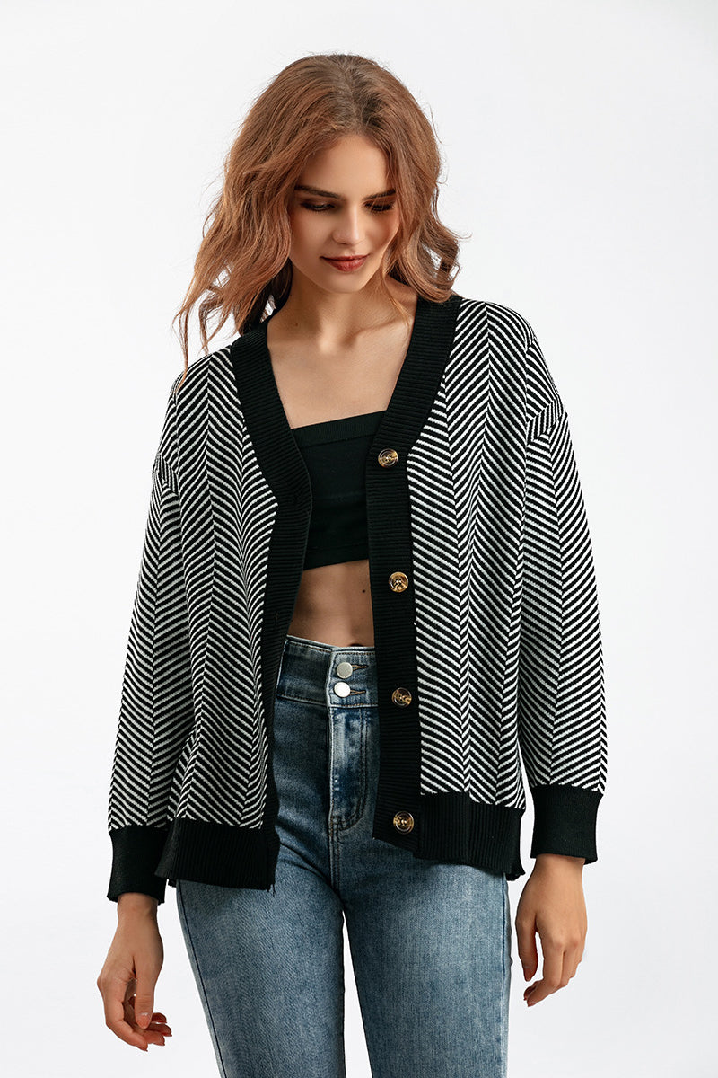 Gestreifter Strickpullover mit V-Ausschnitt und Knöpfen