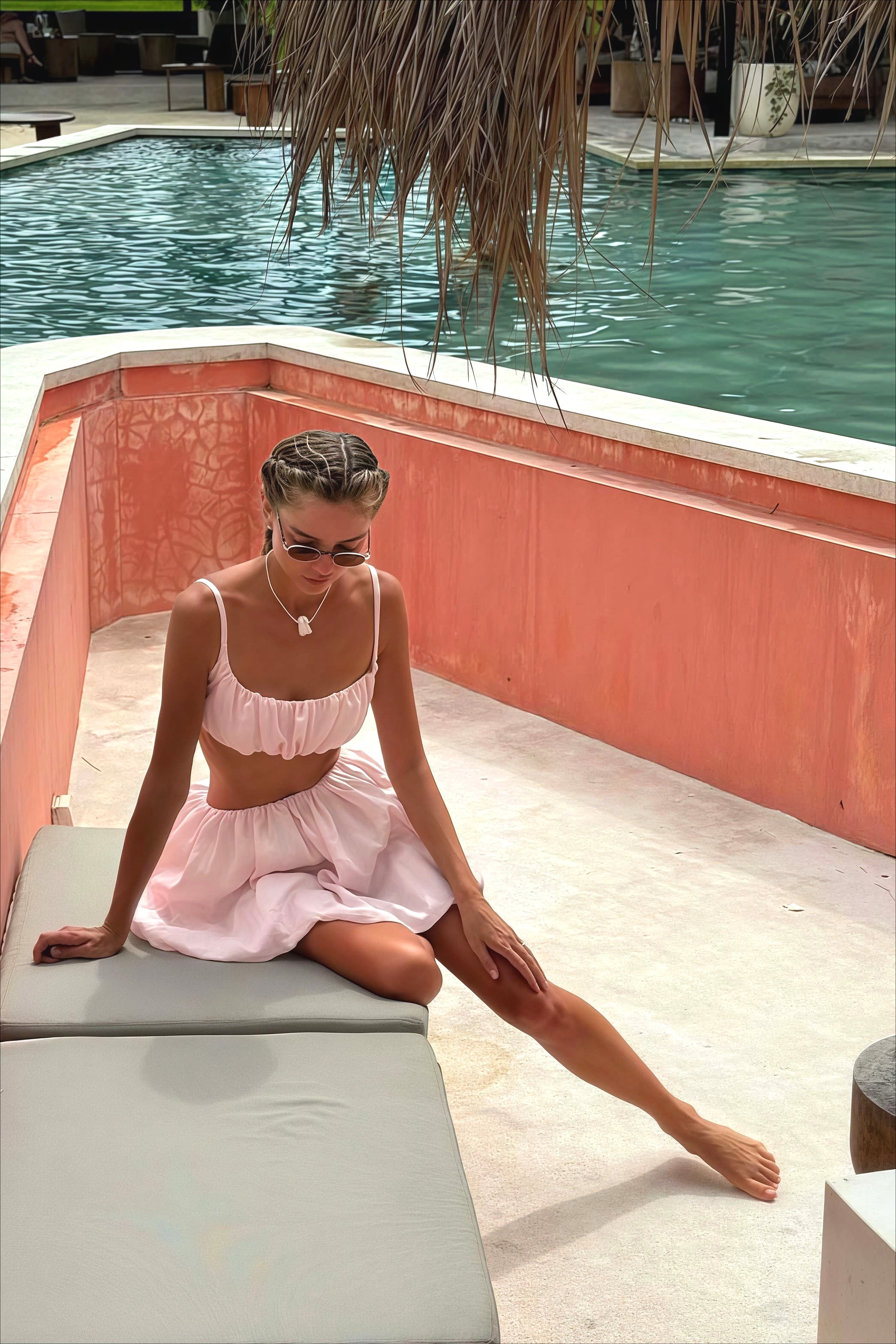 Conjunto casual sencillo de top tipo cami y falda con dobladillo tulipán