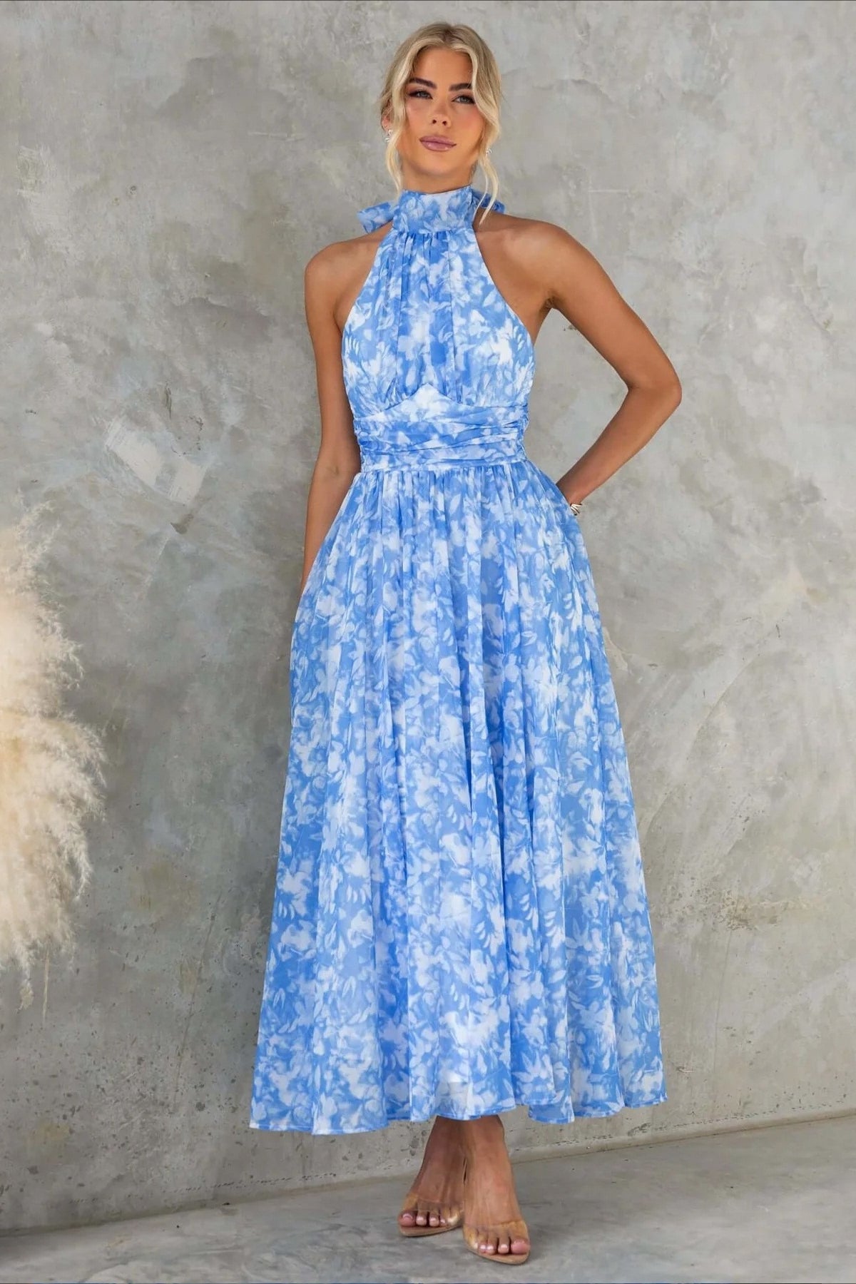 Ärmelloses Midikleid mit Blumenmuster, Neckholder und rückenfreiem Schnitt