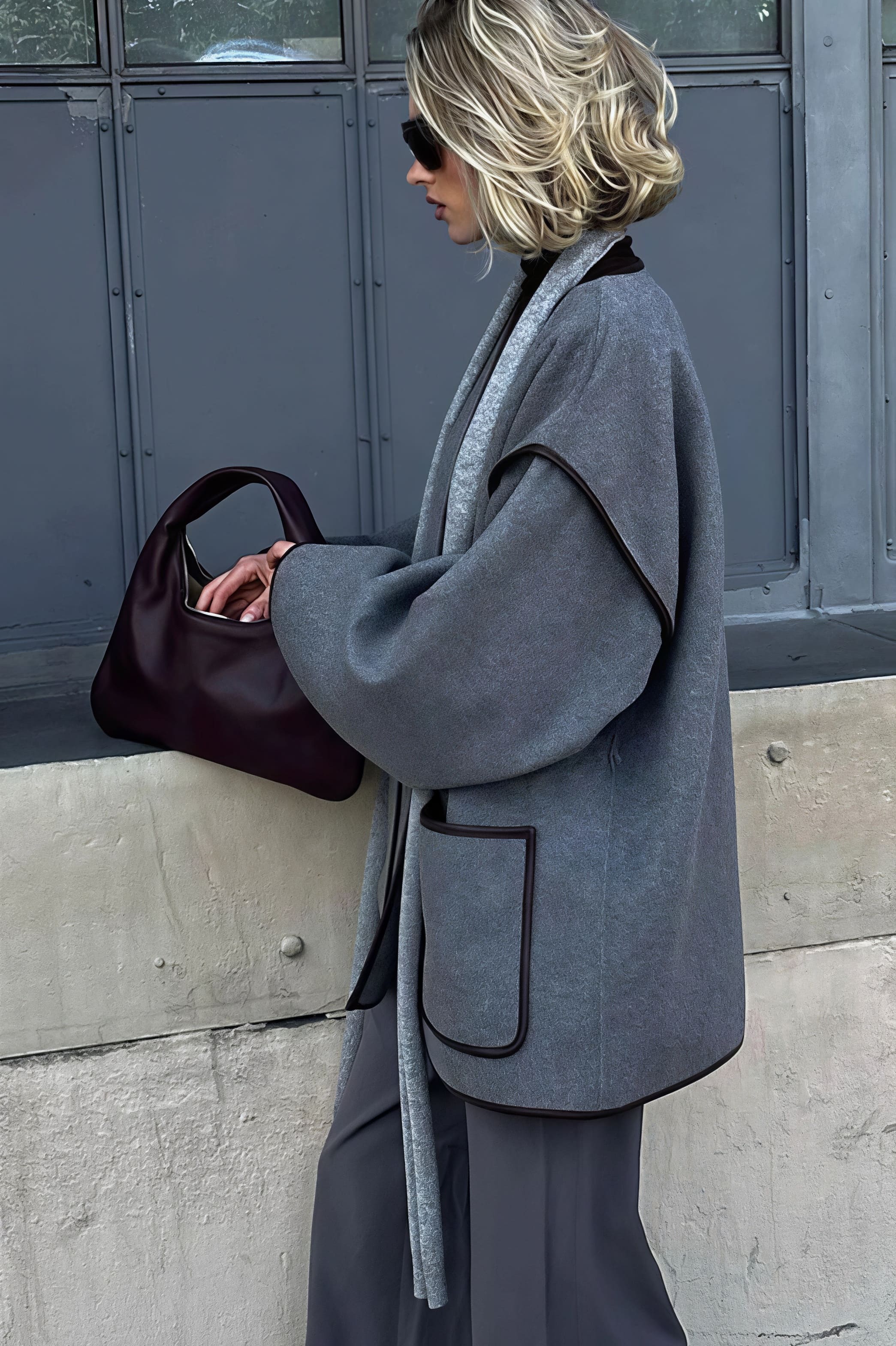 Casaco Chic Bicolor com Recortes de Couro e Cinto