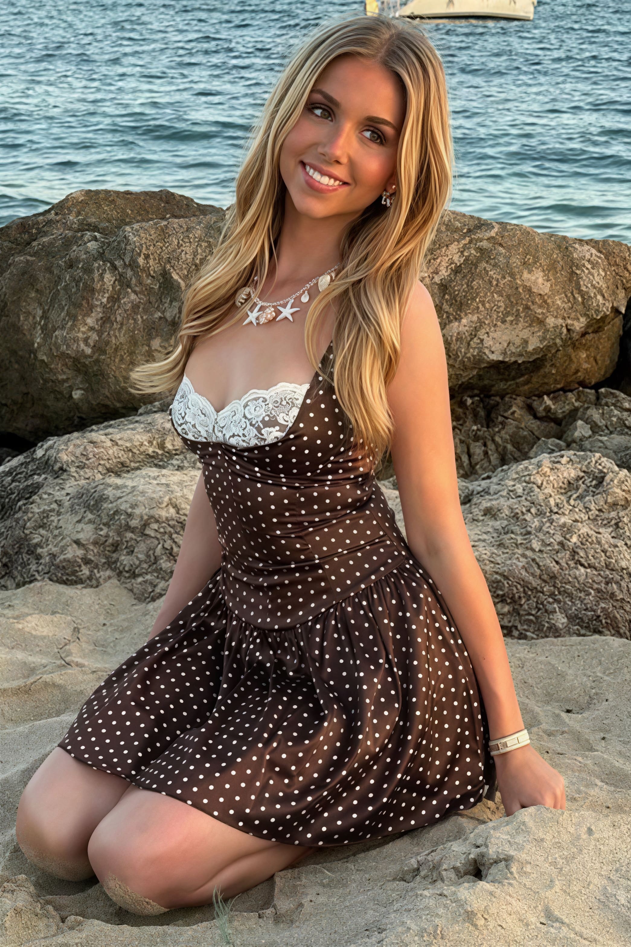 Spitzenbesetztes Patchwork-Kleid mit Tupfen und Trägern, Mini-Länge