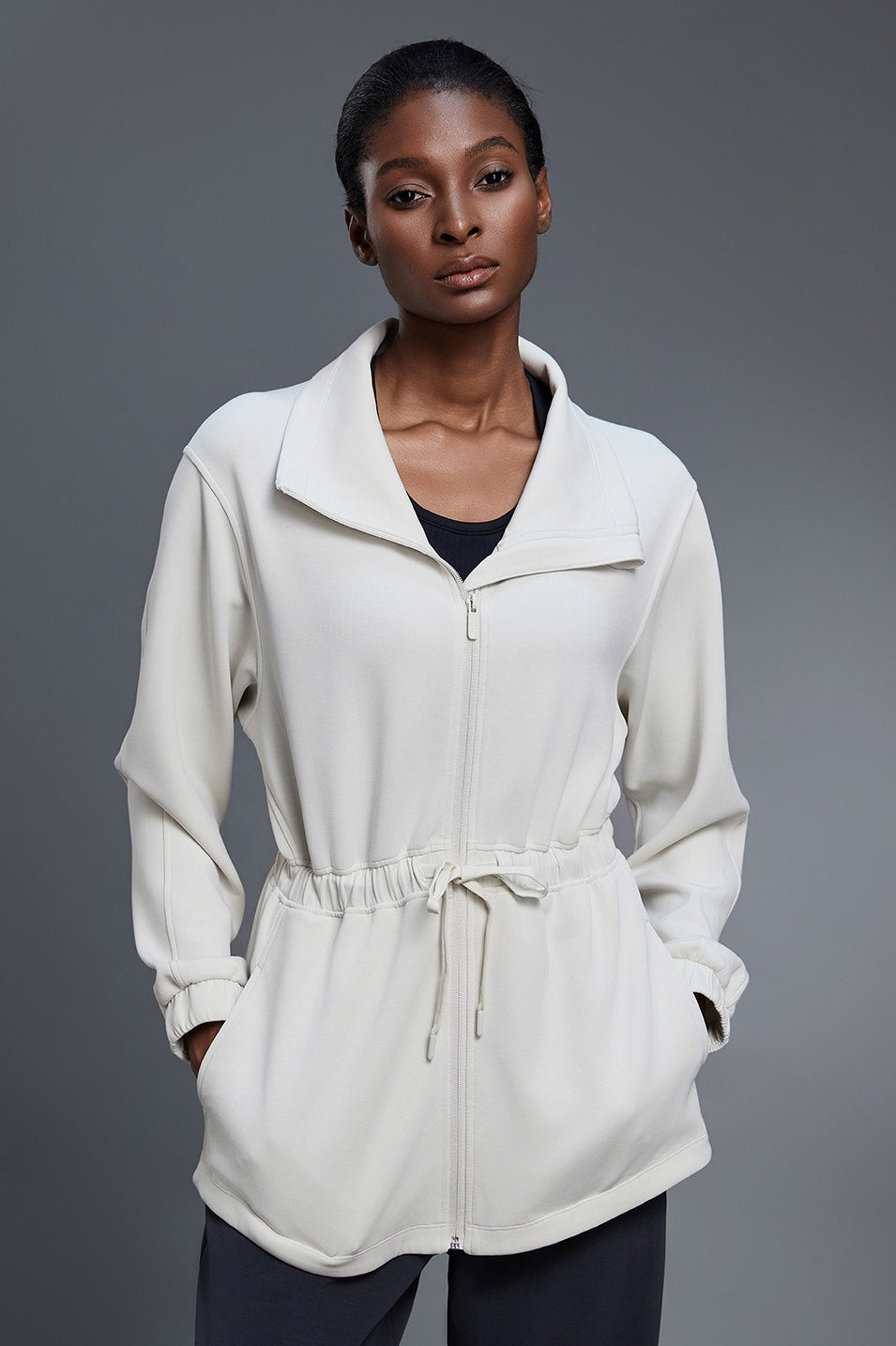 Veste mi-longue à col montant en tissu aéré avec taille ajustable par cordon