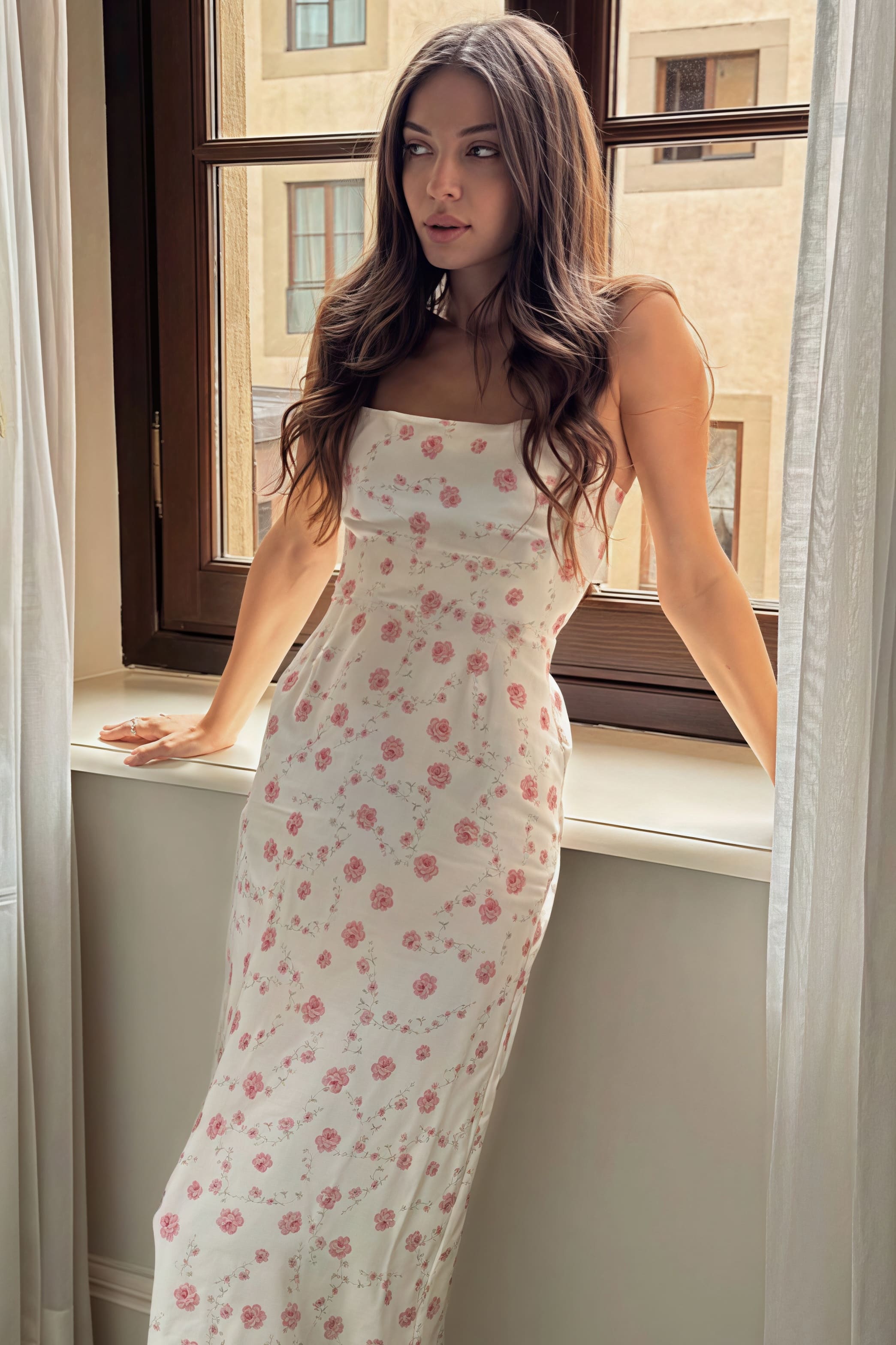 Robe longue chic moulante à bretelles fines et épaules dénudées à motif floral