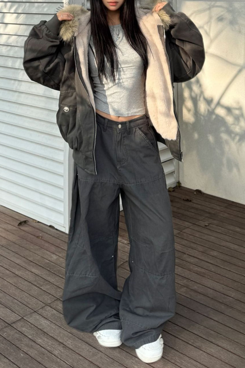 Veste courte noire matelassée avec col en fourrure