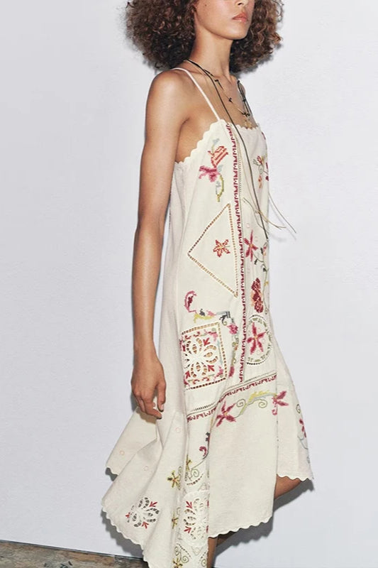 Blumengesticktes asymmetrisches Kleid im Bohème-Stil