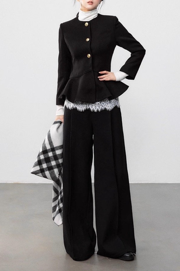 Abrigo elegante de lana negra con cintura plisada