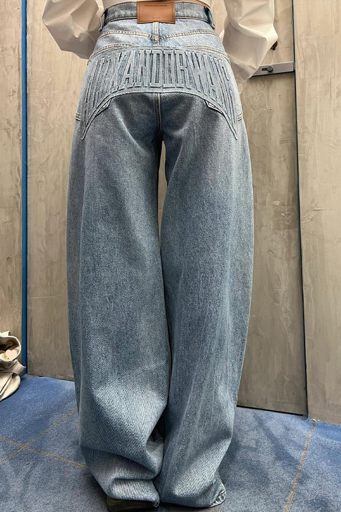 Jeans sueltos de largo hasta el suelo con pierna curva y letras en relieve lavadas