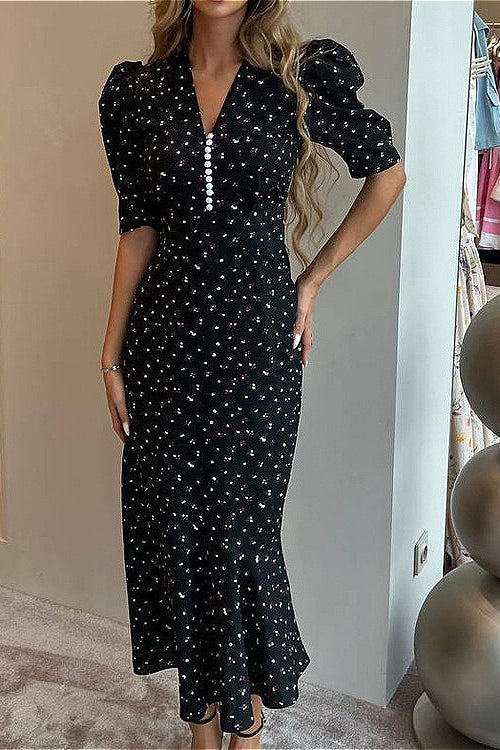 Vestido floral con escote en V, volante, cintura alta y manga corta
