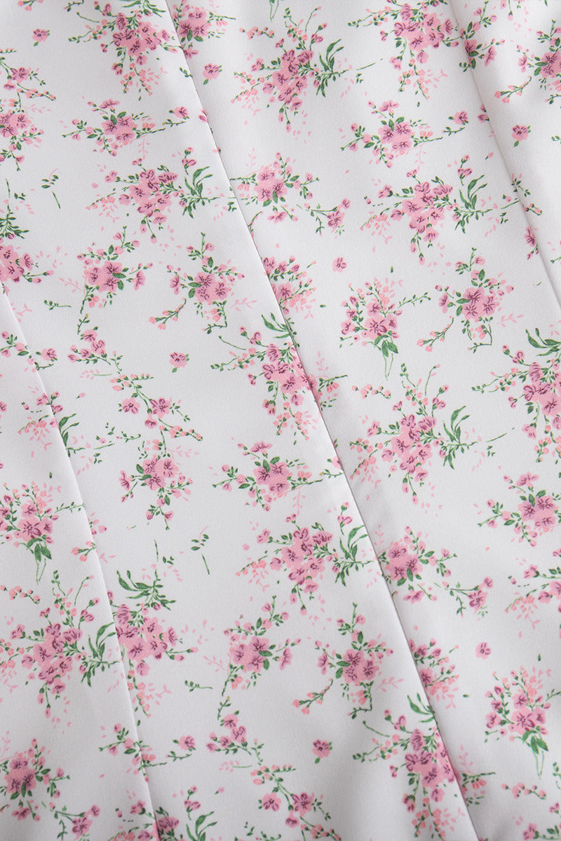 Vestido floral ajustado con escote en V, hombros marcados, cintura alta y mangas cortas