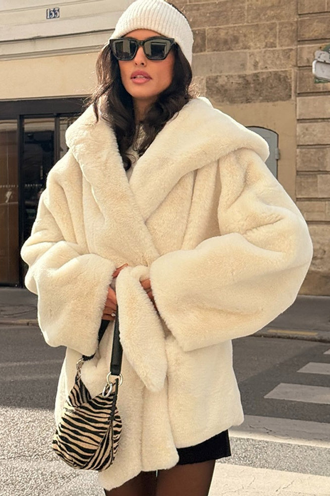 Mantel mit Kapuze und Gürtel aus Kunstpelz