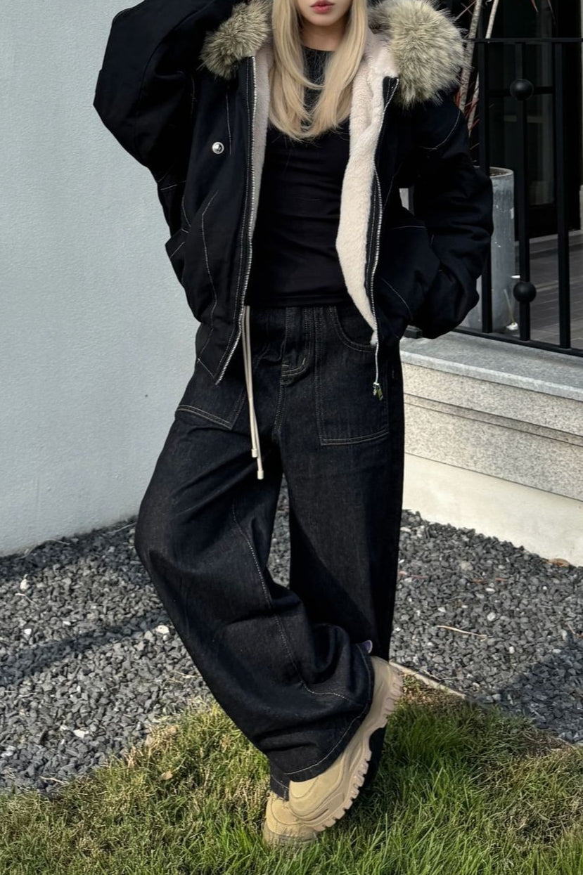 Veste courte noire matelassée avec col en fourrure