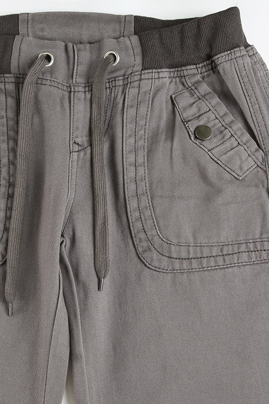 Jean patchwork à fines bretelles audacieuses