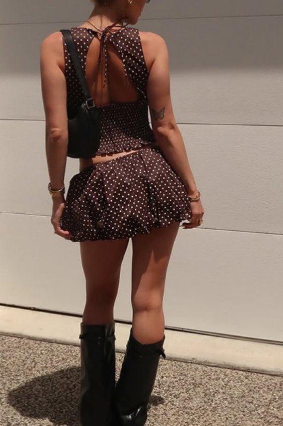 Ärmelloses zweiteiliges Set mit Tupfenmuster und Krawatte