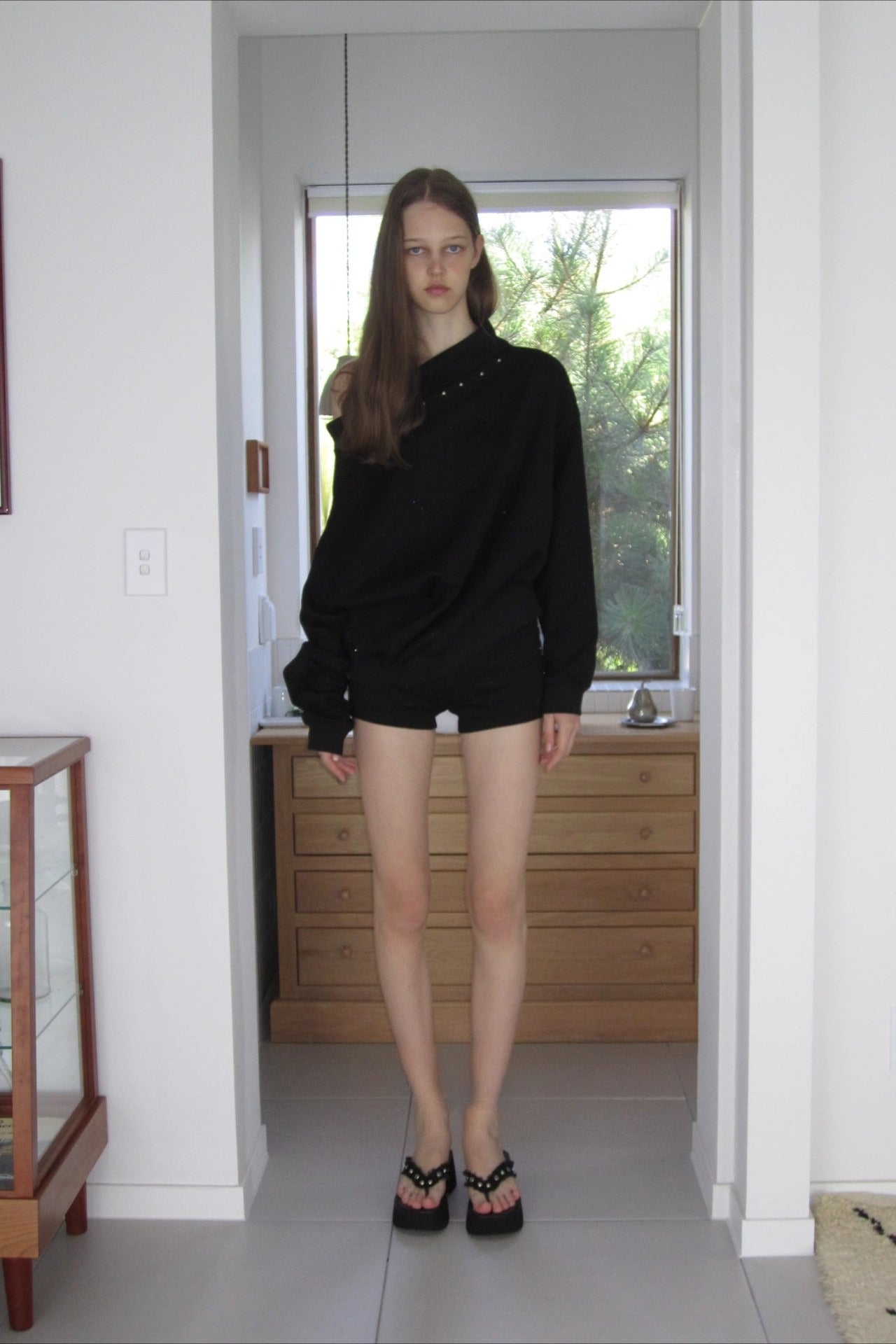 Sweat-shirt à manches longues à épaules dénudées avec clous