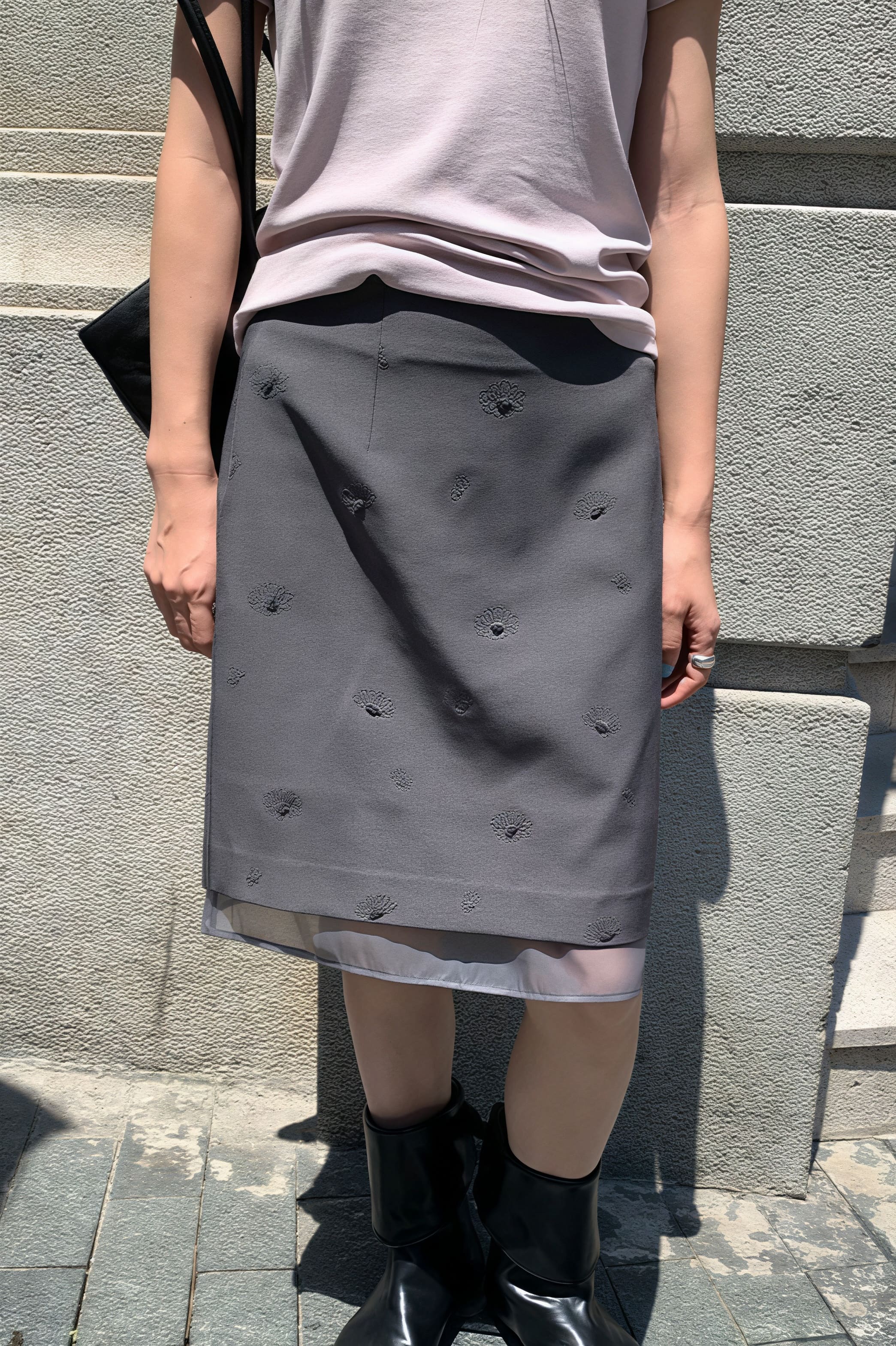 Mini sukně z síťoviny s květinovou výšivkou