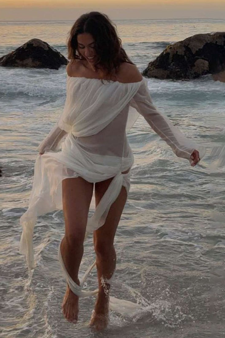 Pevné síťované průsvitné šaty s odhalenými rameny a řasením, elegantní maxi délka