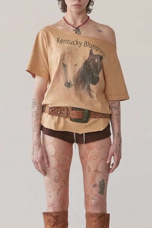 Blusa com Estampa Gráfica, Gola Assimétrica e Manga Curta