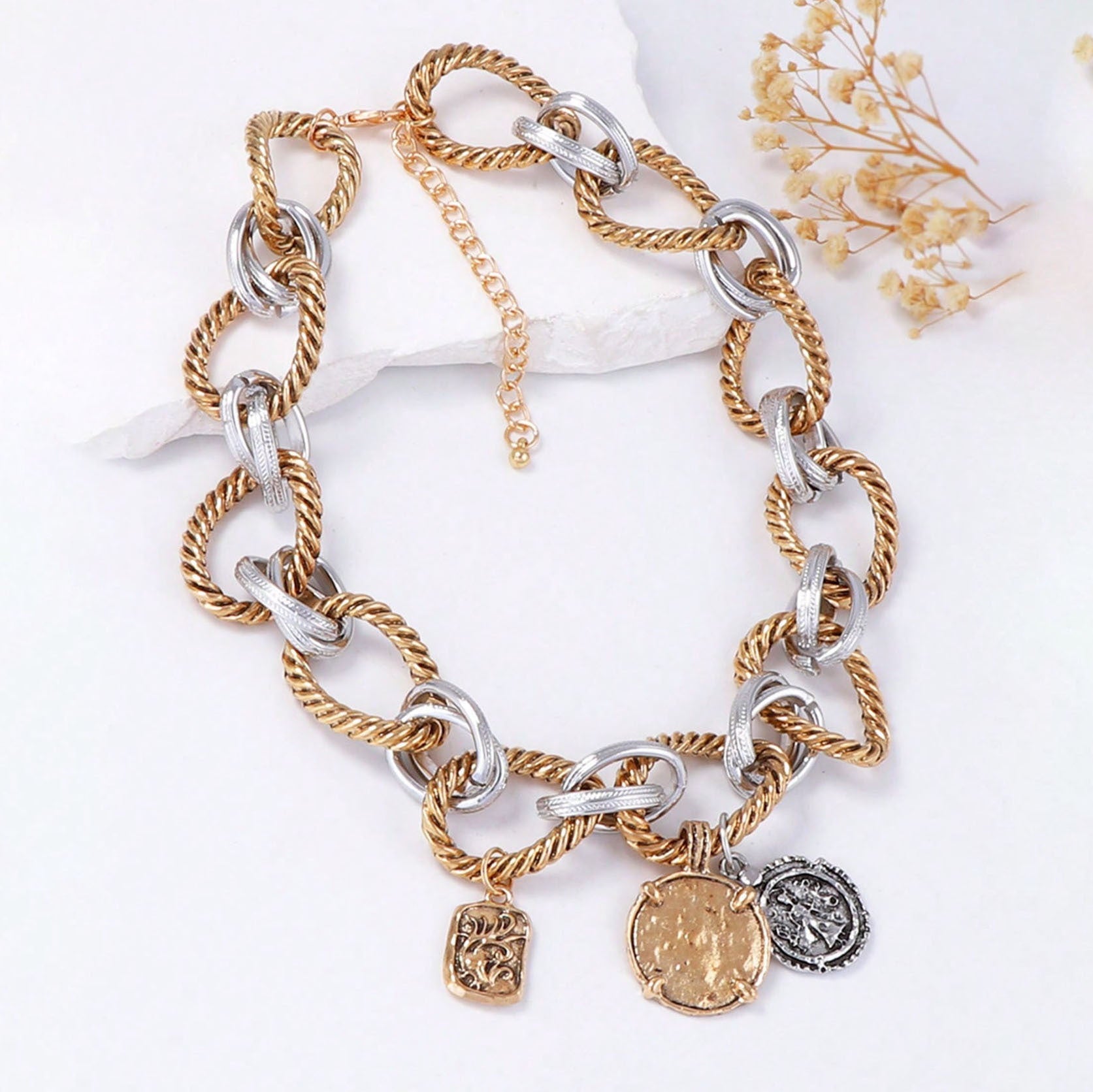 Collana con distintivo in lega a chiusura ad anello O