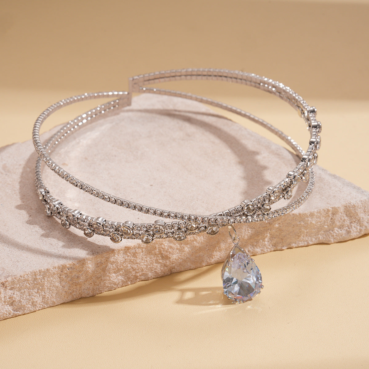 Collier double couche croisé en forme de goutte d'eau orné de strass en zircon