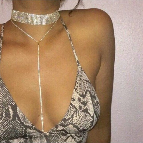 Collana elegante a più strati completamente tempestata di strass