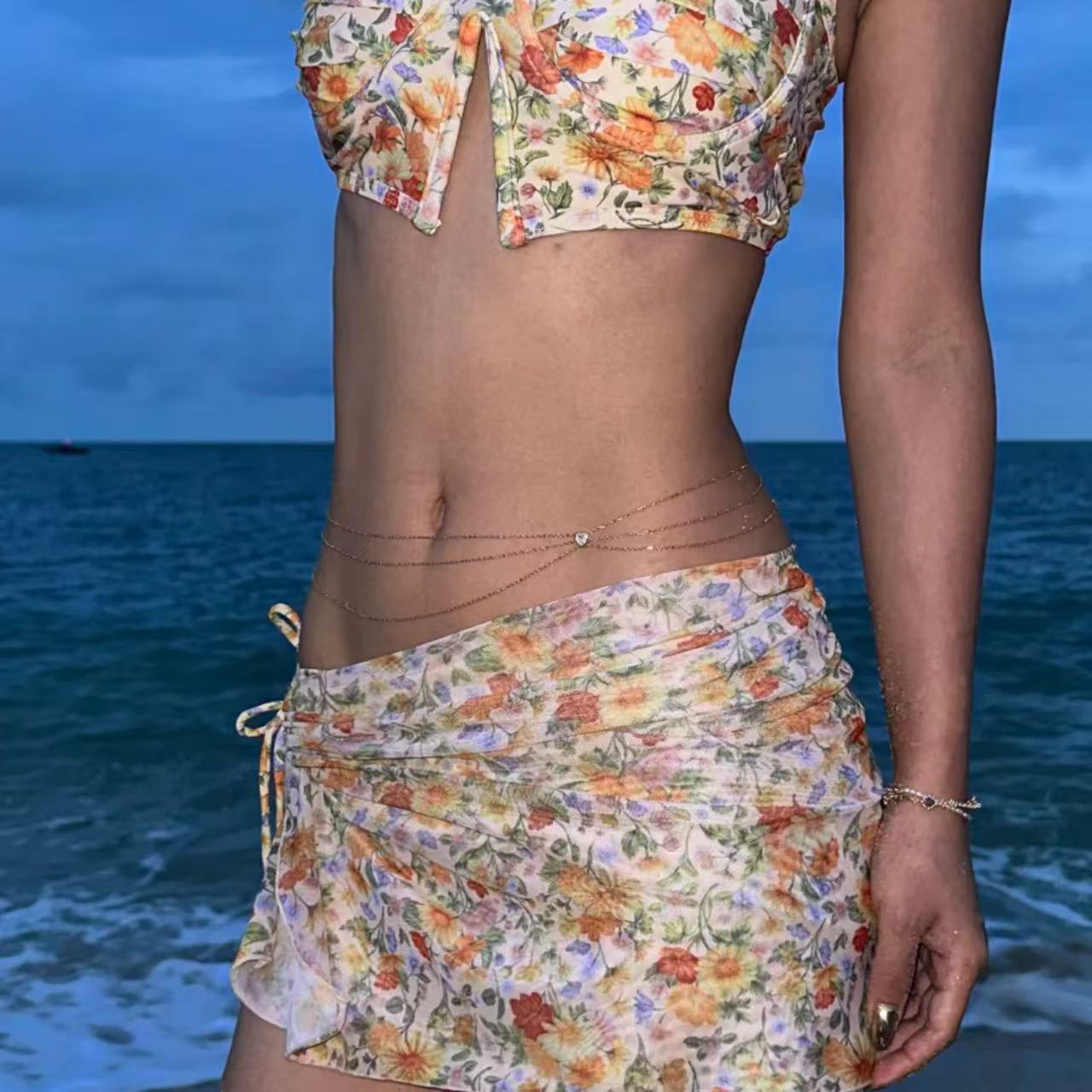 Třpytivý řetízek na tělo s kamínky zdůrazňující pas