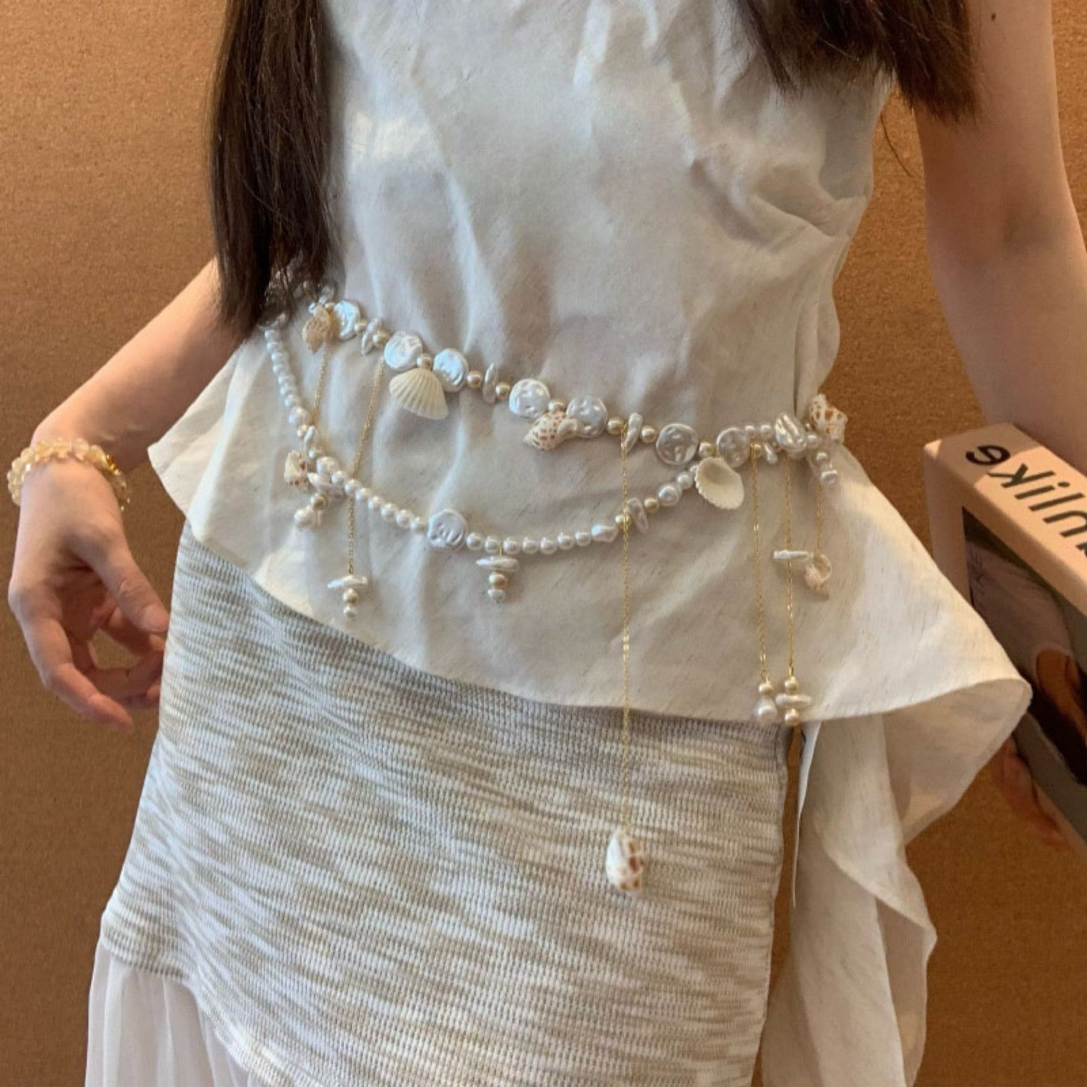 Catena per il corpo con nappine e conchiglia di perla da portare in vita