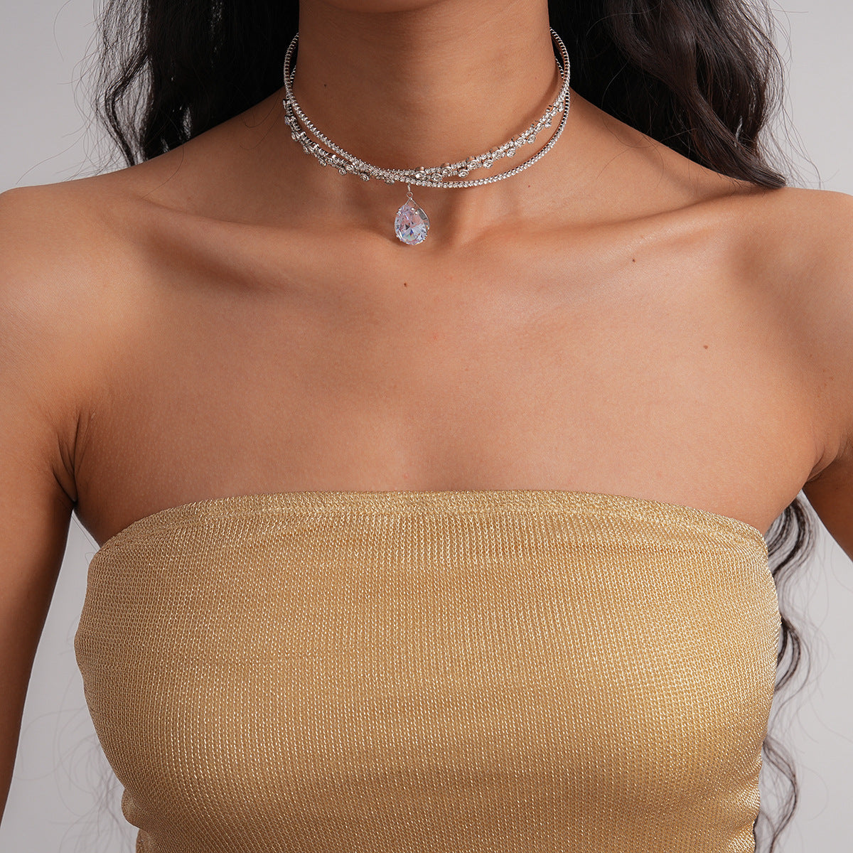 Collier double couche croisé en forme de goutte d'eau orné de strass en zircon
