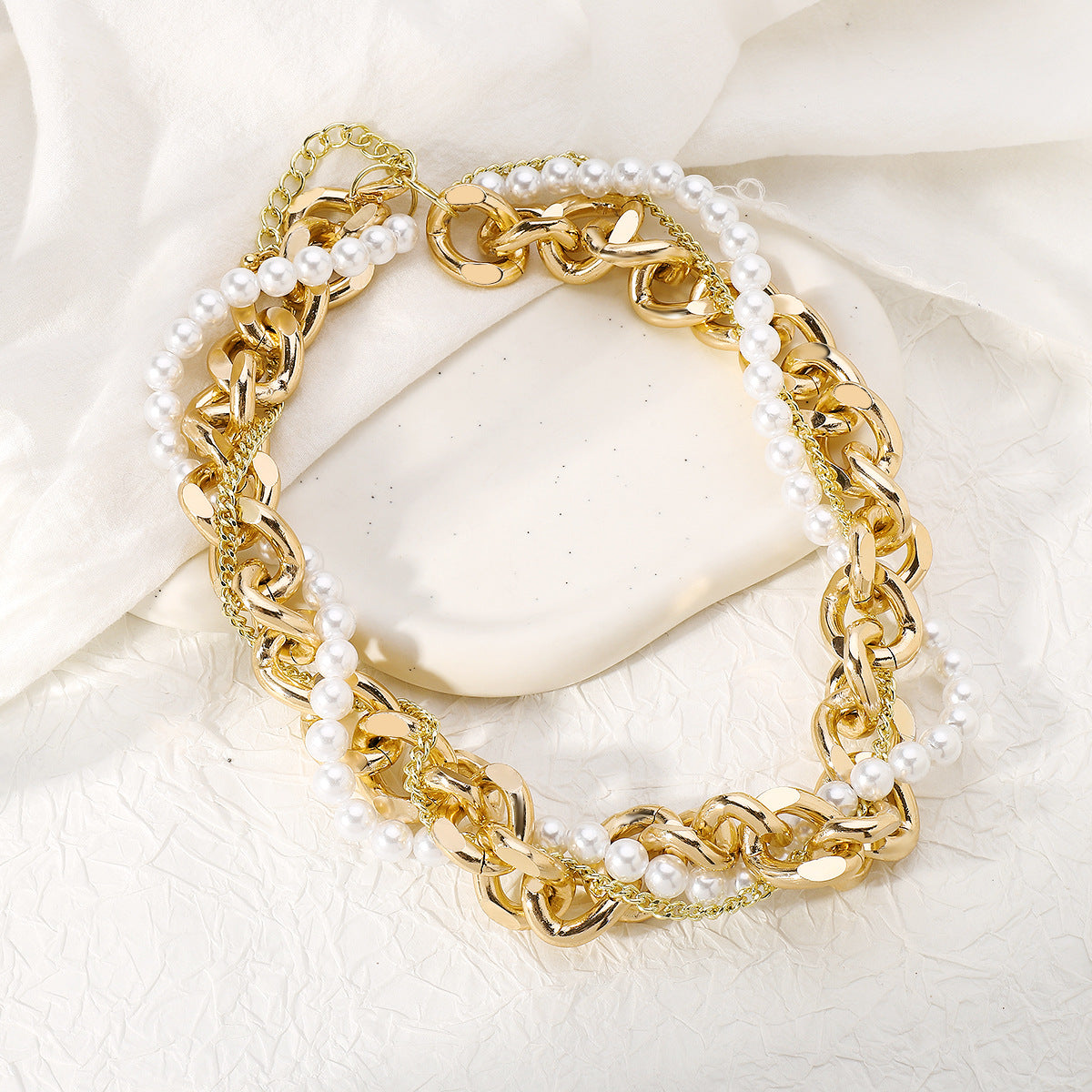 Collier empilable en perles métalliques