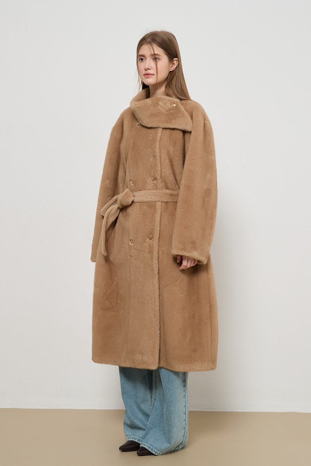 Abrigo largo elegante de señora de tweed con piel sintética lujosa