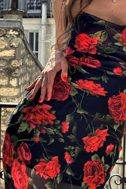 Eng anliegendes Kleid mit Blumenmuster und Spaghettiträgern