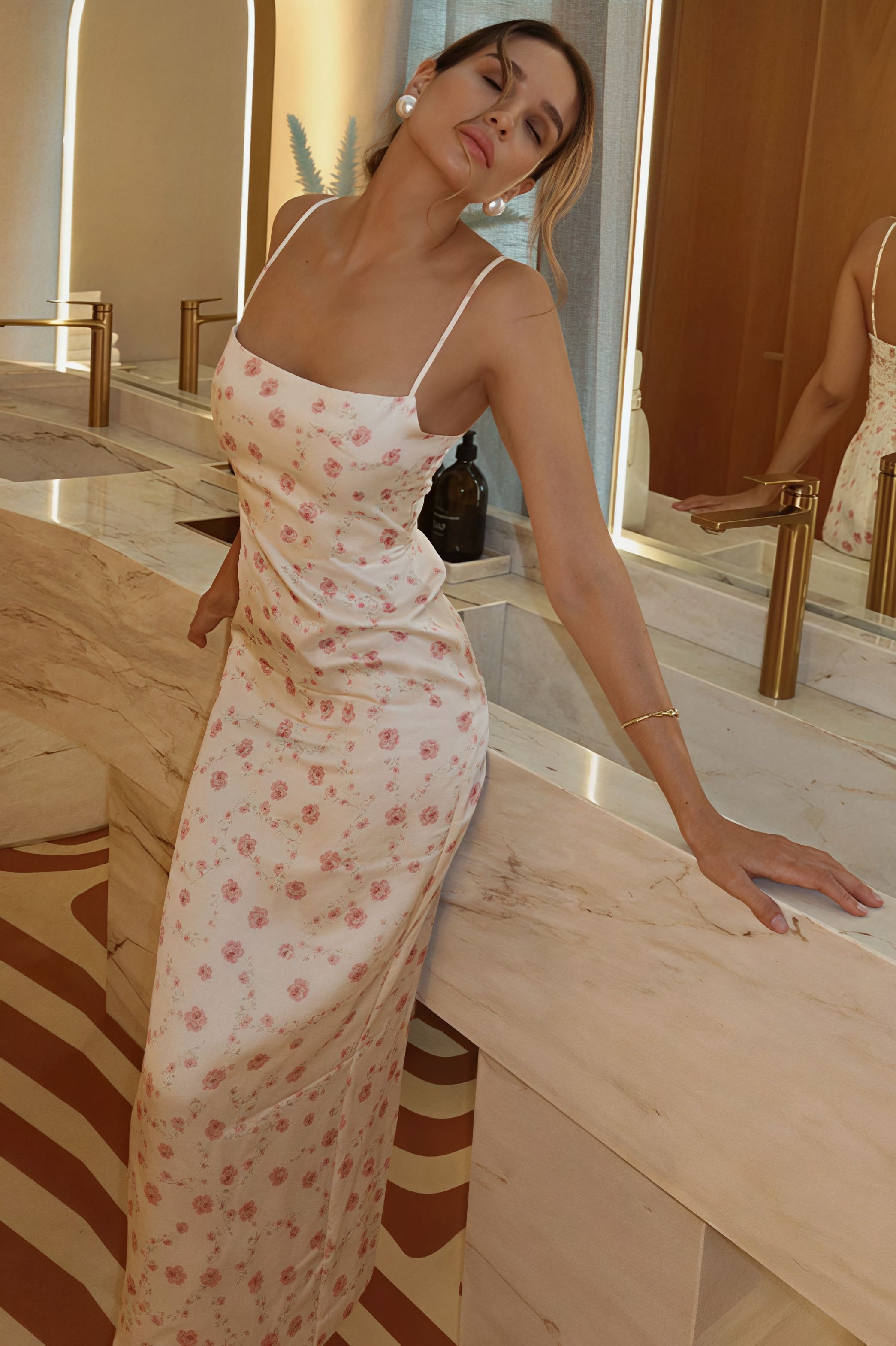 Robe longue chic moulante à bretelles fines et épaules dénudées à motif floral