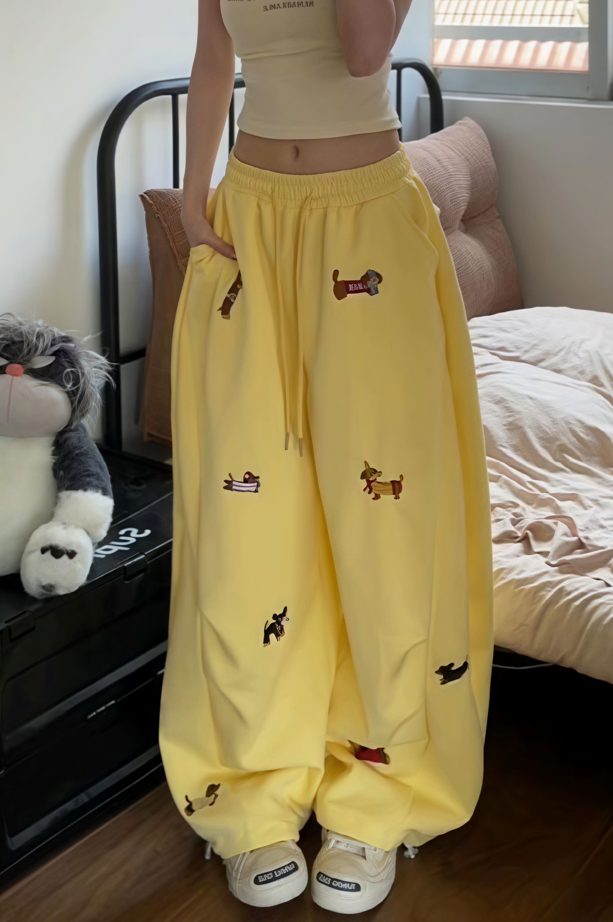Pantalones anchos bordados estilo callejero