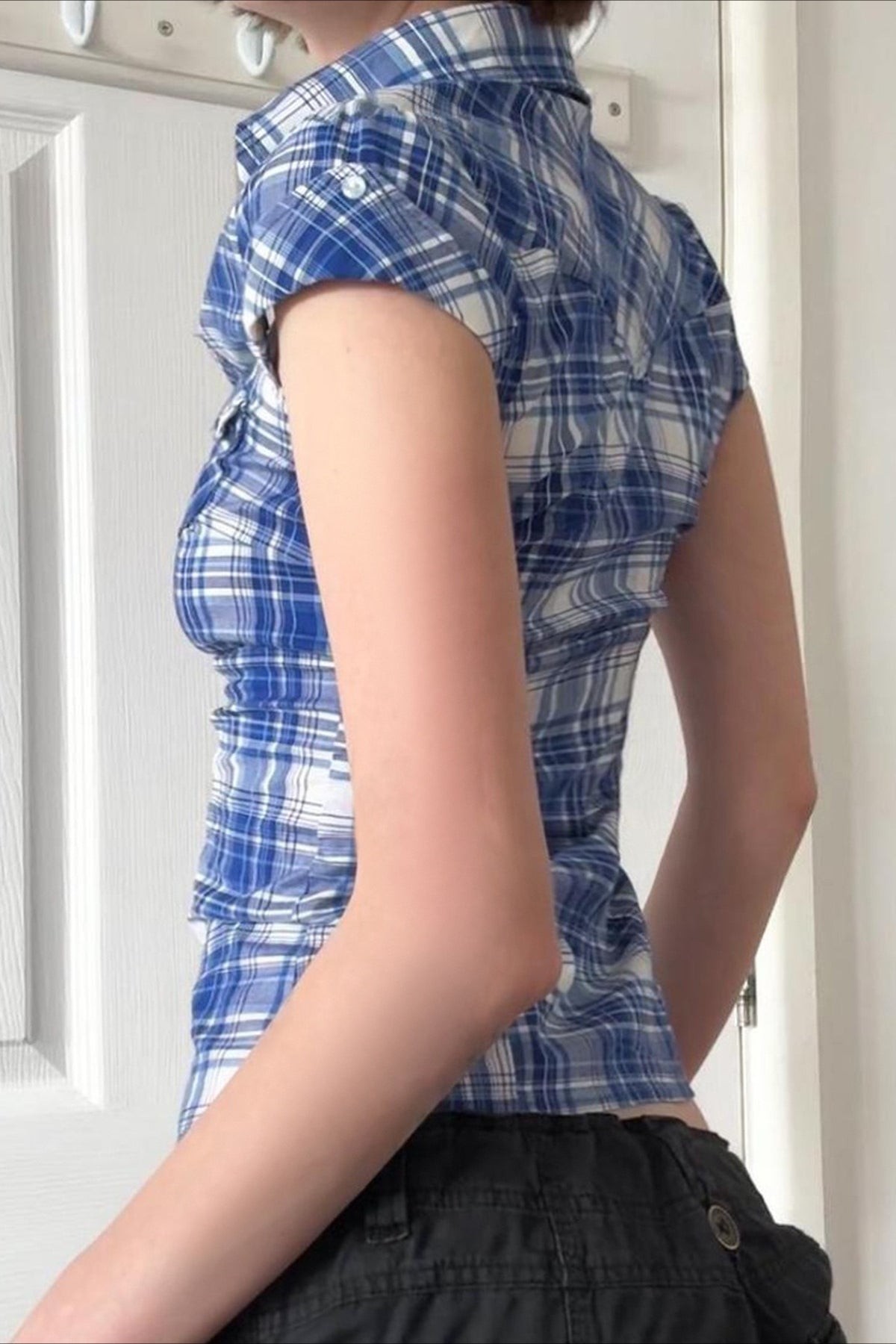 Camicia scozzese a quadri con scollo a V e maniche a sbuffo arricciate