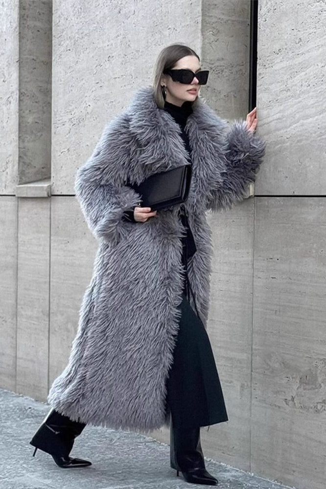 Weißer langer Öko-Kunstpelz-Übermantel über dem Knie