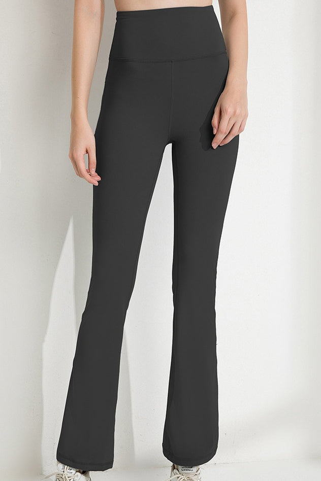 Hochgeschnittene, schlank geschnittene, schnell trocknende Leggings mit ausgestelltem Bein