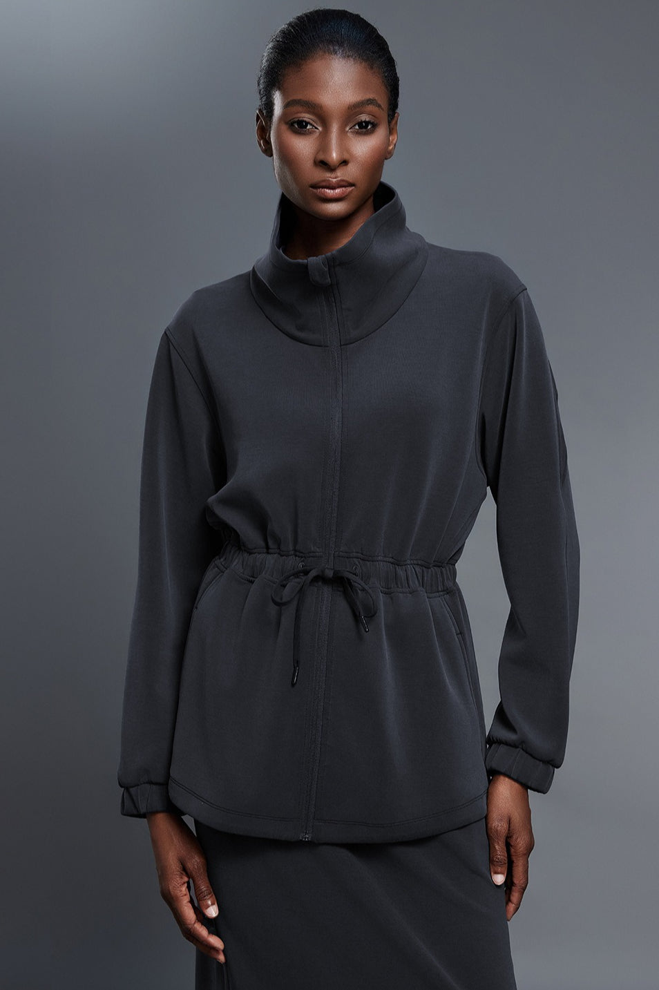 Veste mi-longue à col montant en tissu aéré avec taille ajustable par cordon