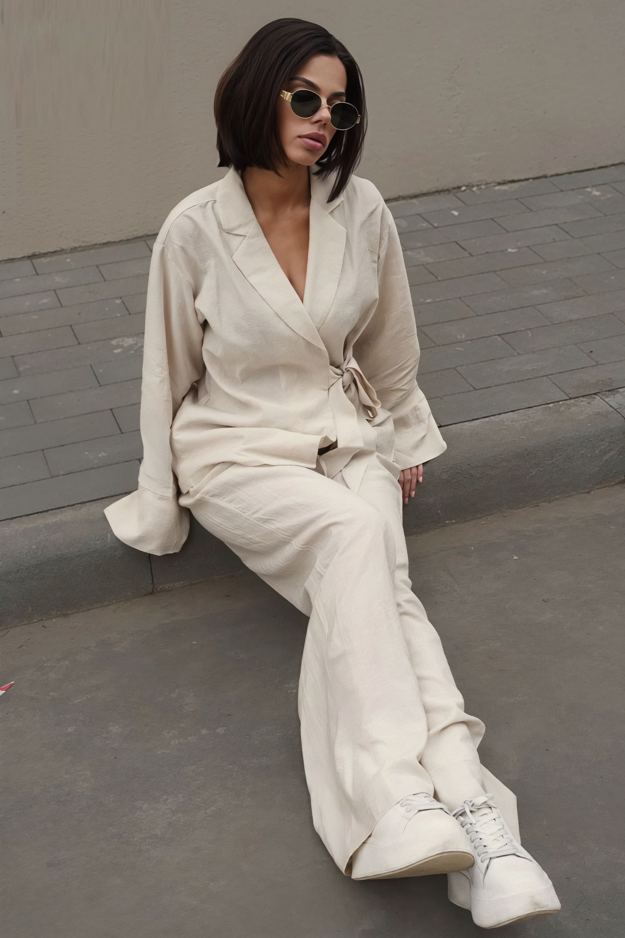 Completo due pezzi con cardigan annodato davanti e pantaloni larghi