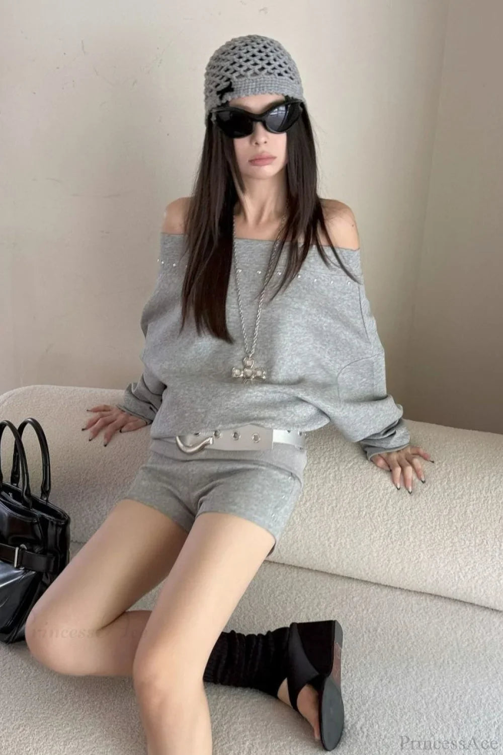 Sweat ample à rivets asymétrique à épaules dénudées