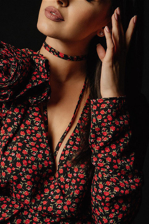 Vestido Floral com Decote V Profundo, Cintura Ajustável e Fenda Lateral