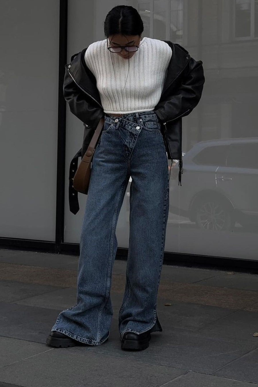 Jeans rectos con cintura alta, asimétrica y abertura lateral
