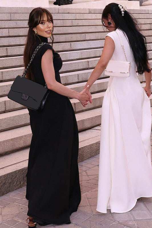 Solides ärmelloses Kleid mit geraffter Taille und elegantem Schnitt