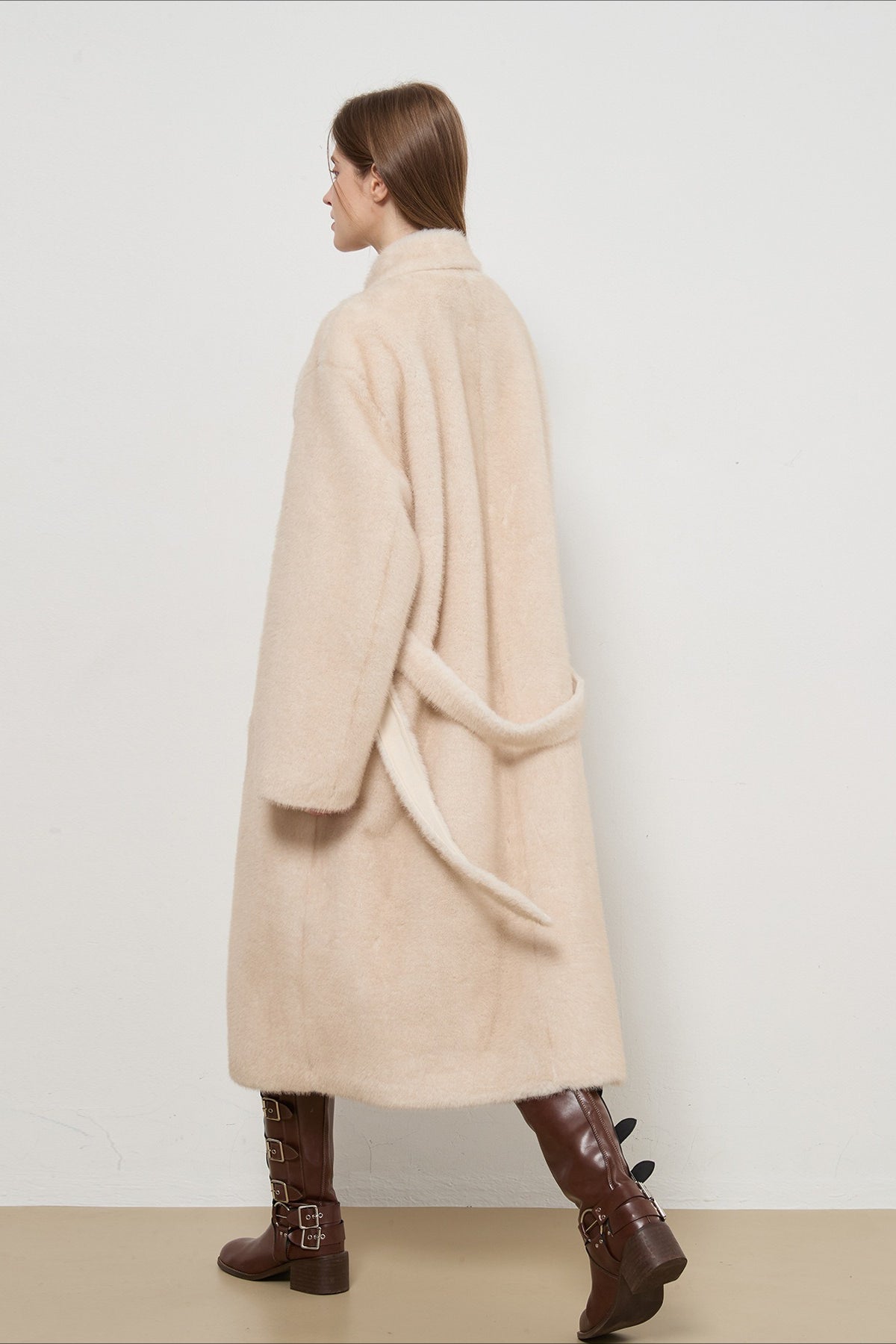 Abrigo largo elegante de señora de tweed con piel sintética lujosa